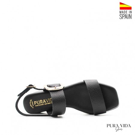 Detalle de sandalias negras de tacón bajo y tiras