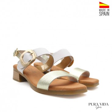 sandalias blancas de piel con hebillas doradas