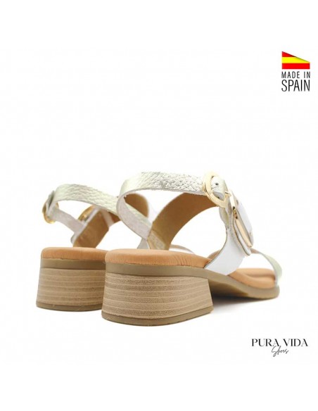 sandalia blanca cómoda con tacón bajo