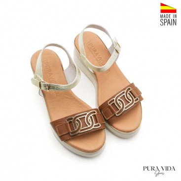 sandalias camel con detalles dorados mujer