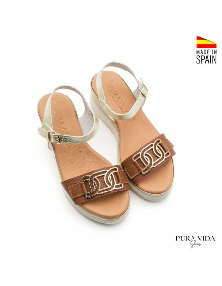 sandalias camel con detalles dorados mujer