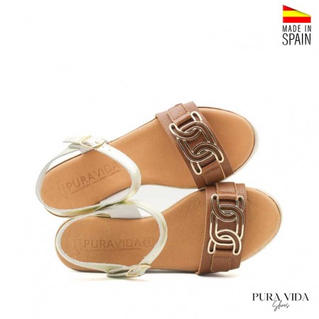 sandalia con broche de piel