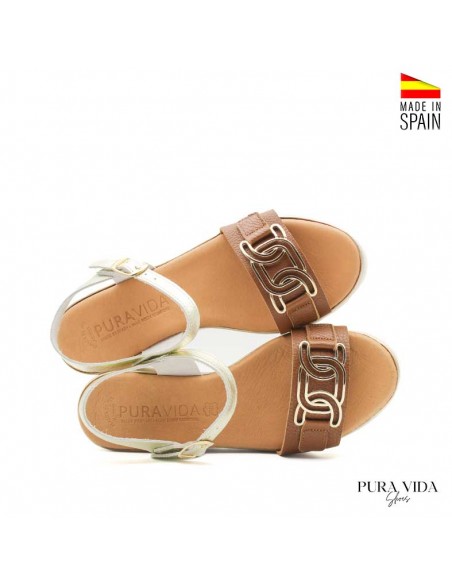 sandalia con broche de piel