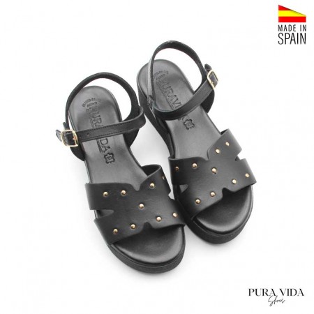 sandalias negras con tachuelas y cuña