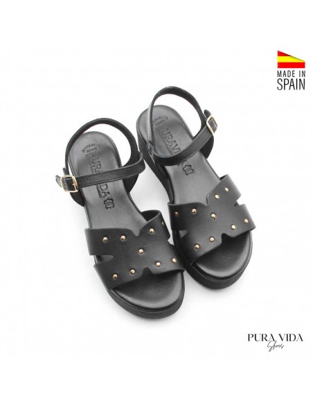 sandalias negras con tachuelas y cuña