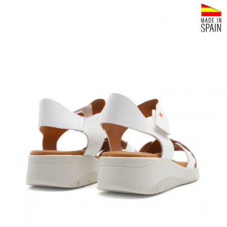 sandalias blancas cómodas estilo deportivo