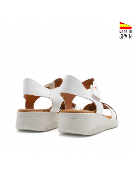 sandalias blancas cómodas estilo deportivo