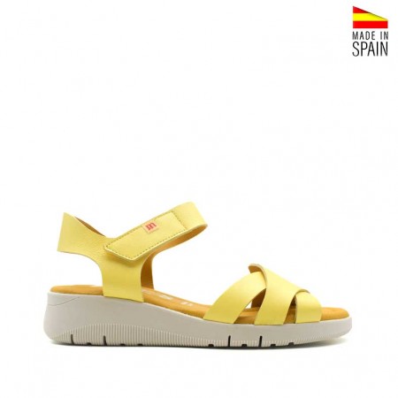 sandalias amarillas de piel con cuña