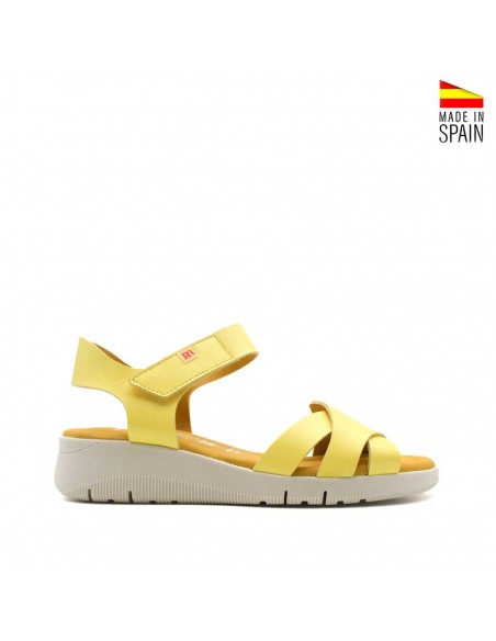 sandalias amarillas de piel con cuña