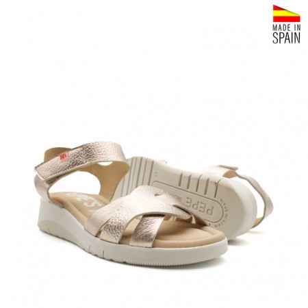 sandalias doradas de cuña baja