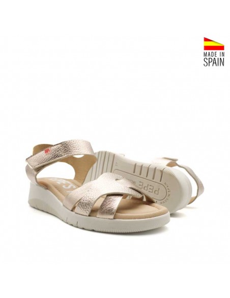 sandalias doradas de cuña baja