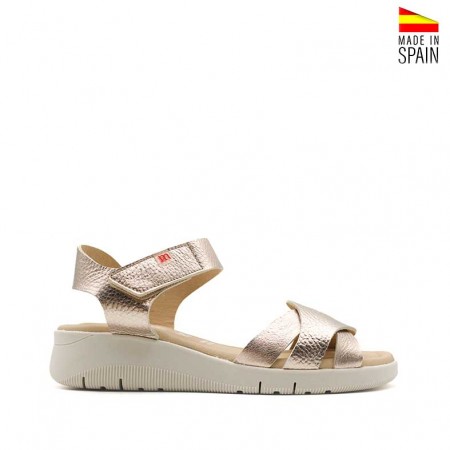 cuñas doradas bajas de piel