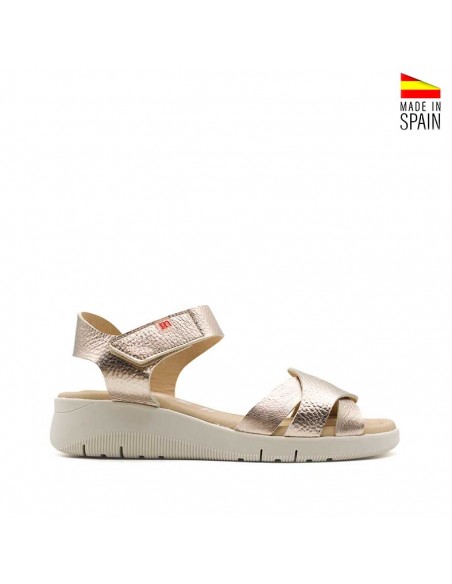 cuñas doradas bajas de piel