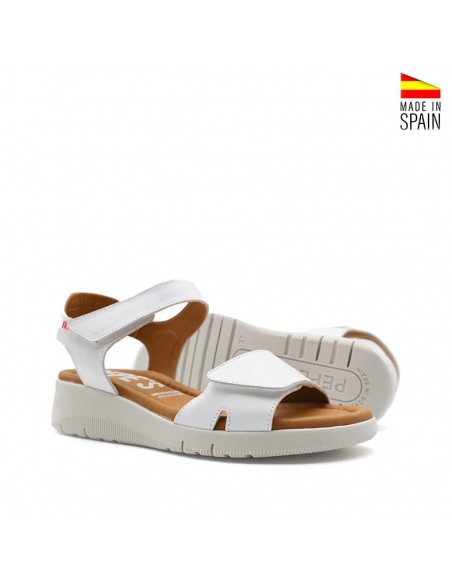 sandalias blancas cómodas con cuña baja
