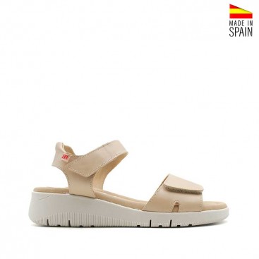 sandalia cuña beige de piel con velcro