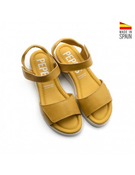 sandalias mostaza cómodas con cuña