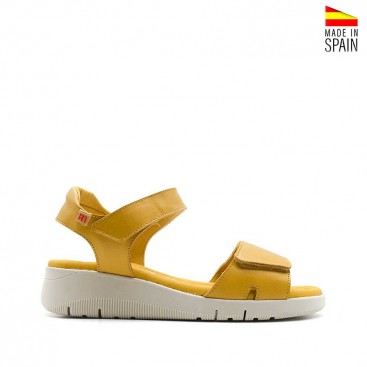 sandalias color mostaza de cuña baja
