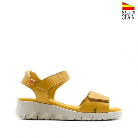 sandalias color mostaza de cuña baja