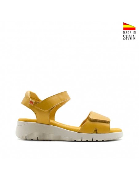 sandalias color mostaza de cuña baja