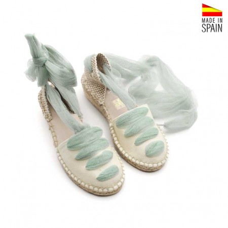 Esparteñas de comunión verde agua niña en lona beige con detalles de tul