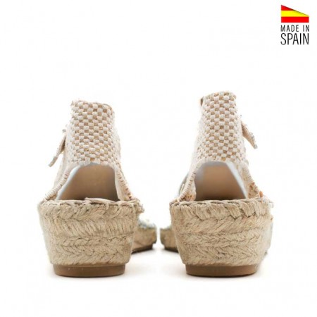 detalle de suela y cuña en alpargatas niña