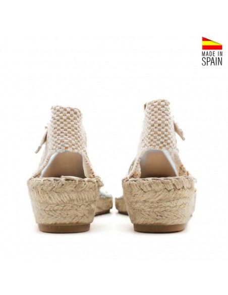 detalle de suela y cuña en alpargatas niña