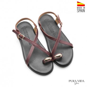 Sandalias anillo dorado en piel color burdeos con planta negra