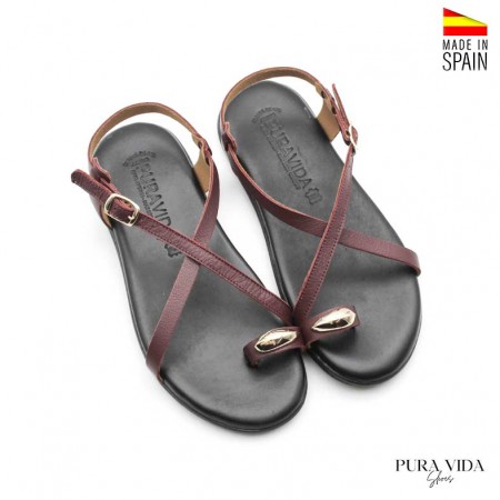 Sandalias anillo dorado en piel color burdeos con planta negra