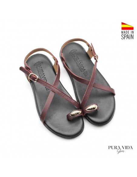 Sandalias anillo dorado en piel color burdeos con planta negra