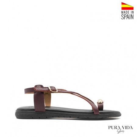 Sandalias planas burdeos con anillo dorado y suela flexible negra fabricadas en España