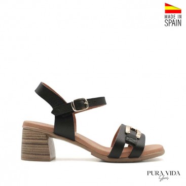 Sandalias con cadena dorada y tacón bajo vista lateral