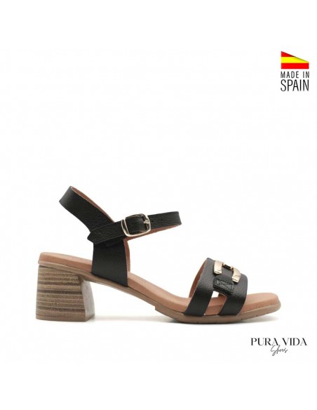 Sandalias con cadena dorada y tacón bajo vista lateral