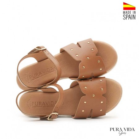 sandalias camel de piel con tachuelas
