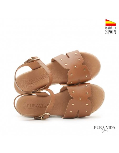sandalias camel de piel con tachuelas