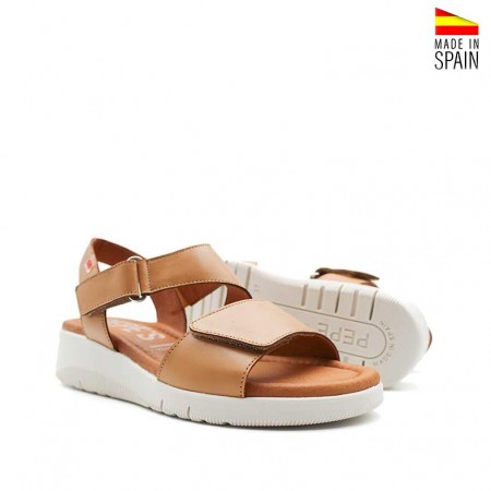 Sandalias color camel con doble cierre ajustable