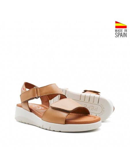 Sandalias color camel con doble cierre ajustable