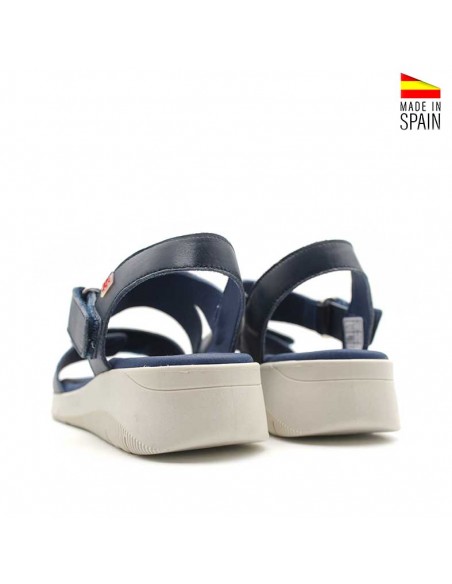 Detalle suela flexible sandalias azul marino mujer