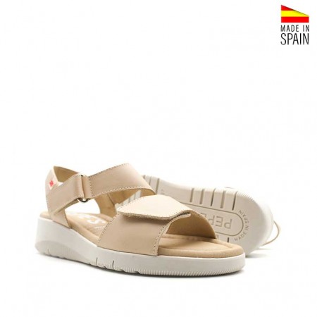 Sandalia beige mujer suela flexible cuña ligera