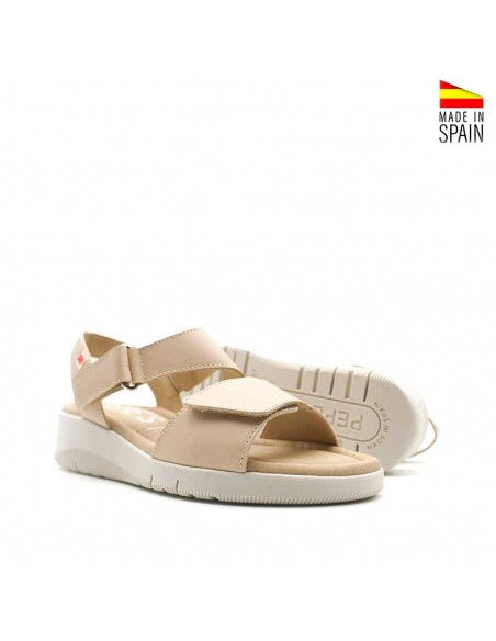 Sandalia beige mujer suela flexible cuña ligera