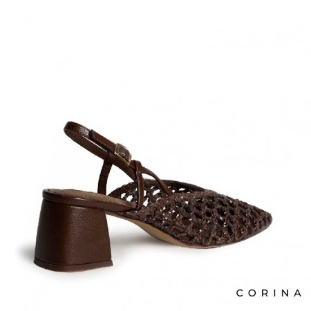 Zapato marrón con tacón ancho y cierre de hebilla