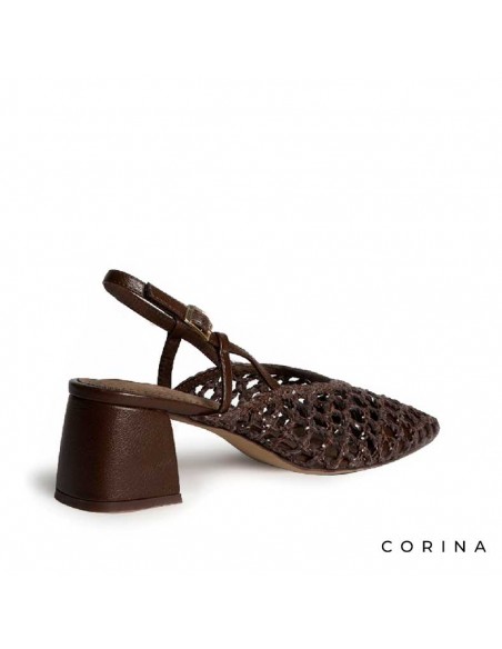 Zapato marrón con tacón ancho y cierre de hebilla