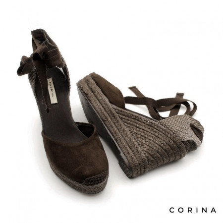 Alpargatas mujer color marrón con cuña de yute y puntera cerrada