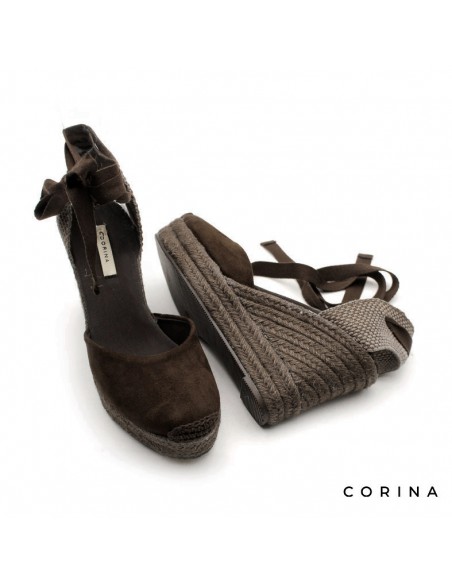 Alpargatas mujer color marrón con cuña de yute y puntera cerrada