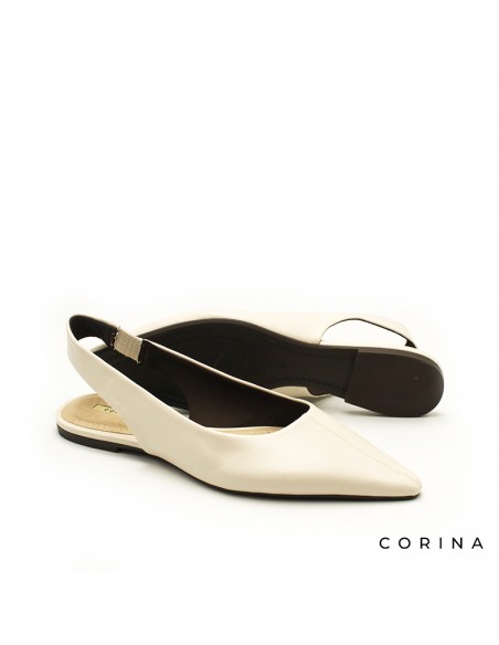 Zapato plano beige estilo minimal con punta afilada