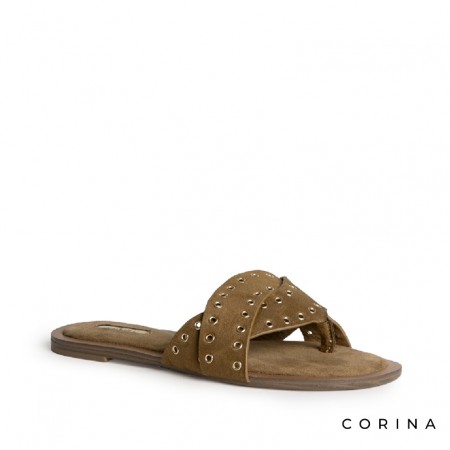 Sandalia plana camel con ojales metálicos