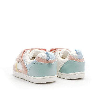 bambas respetuosas niña vista trasera