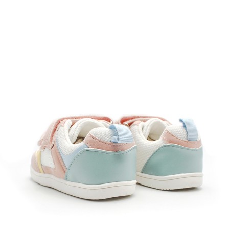 bambas respetuosas niña vista trasera