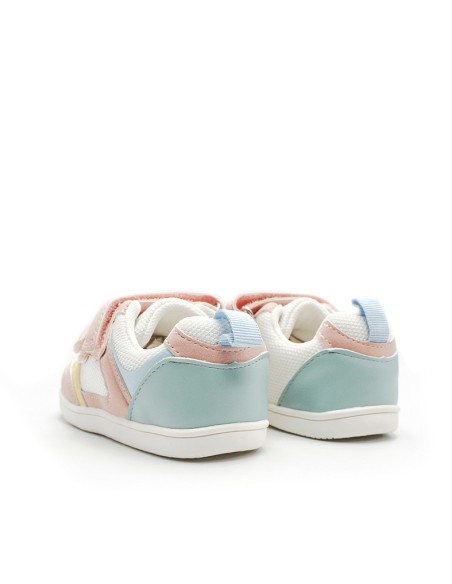 bambas respetuosas niña vista trasera