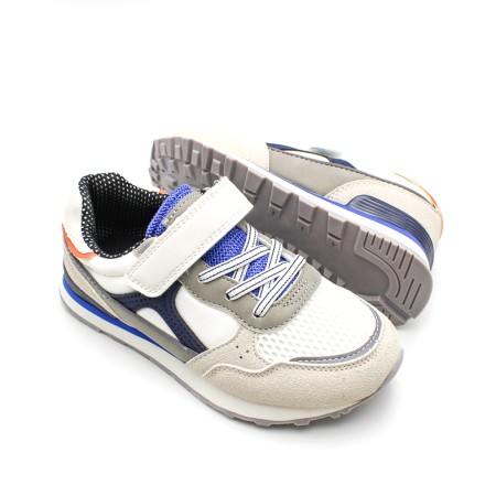 Vista lateral zapatillas casual niño blancas