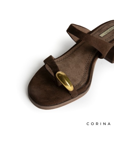 Sandalia mujer con anillo dorado